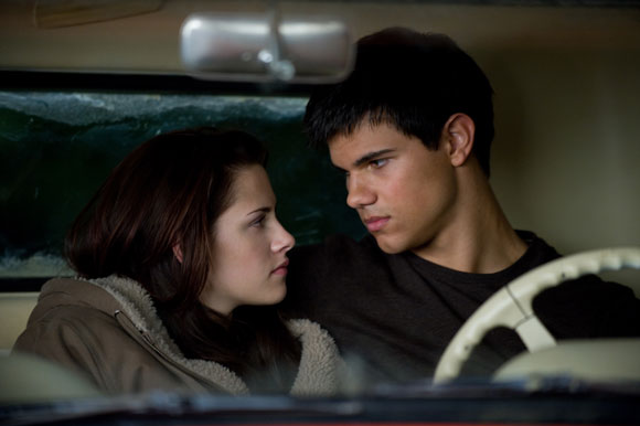KRISTEN STEWART stars as Bella Swan and TAYLOR LAUTNER stars as Jacob Black in THE TWILIGHT SAGA: NEW MOON.  Photo Credit: Kimberley French